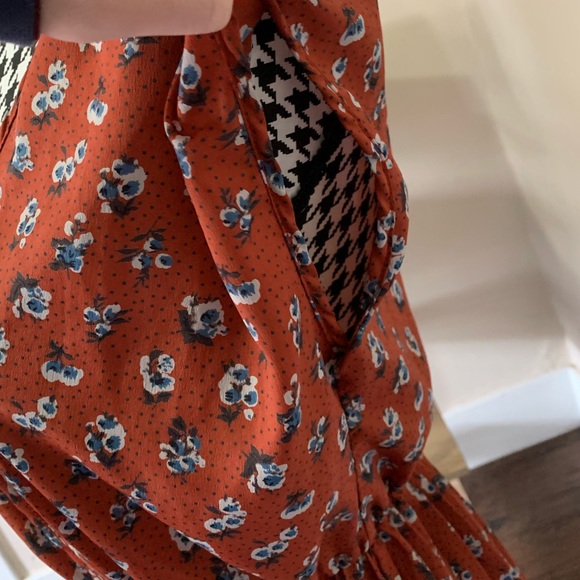 Red dress with floral design 🥰 - Picture 4 of 8